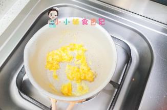 锅里加一点点油放入鸡蛋炒散，油不能多因为多了也不容易把饭团粘合牢固