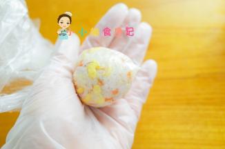 准备一个保鲜袋或者保鲜膜，把饭团用保鲜膜压成一个圆圆的饭团