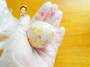 准备一个保鲜袋或者保鲜膜，把饭团用保鲜膜压成一个圆圆的饭团