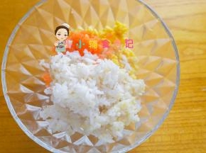 鳕鱼鸡蛋、胡萝卜、米饭放入碗里搅拌均匀