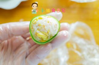 把黄瓜卷在饭团外面一圈就可以啦