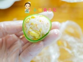 把黄瓜卷在饭团外面一圈就可以啦