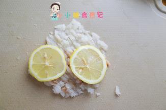 鳕鱼拿出来一包解冻以后，洗干净切成碎末加柠檬腌渍去腥