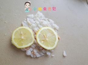 鳕鱼拿出来一包解冻以后，洗干净切成碎末加柠檬腌渍去腥