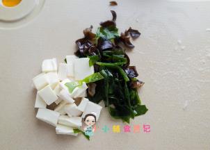 豆腐、木耳、裙带菜或者海带都可以切碎