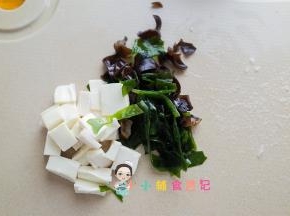 豆腐、木耳、裙带菜或者海带都可以切碎
