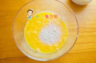 碗里加入鸡蛋+香菇粉搅拌均匀，没有香菇粉也可以不加