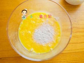碗里加入鸡蛋+香菇粉搅拌均匀，没有香菇粉也可以不加