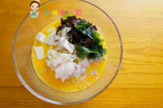 把鳕鱼、豆腐、木耳、裙带菜、米饭全部放在碗里