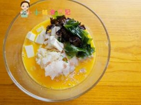 把鳕鱼、豆腐、木耳、裙带菜、米饭全部放在碗里