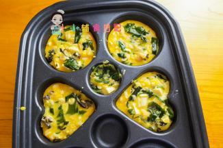 不粘锅有点温热刷一点点油放入蛋液，小火煎