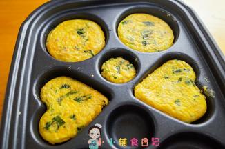 一面凝固以后就翻面继续煎，如果你家的火很大可以关火一会，还有就是两面凝固后加一点水焖煮一下就可以了