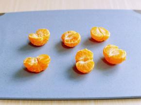 再把橘子从中间掰开，这里一定要注意，掰的两半大小相等。