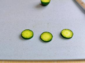 黄瓜用根部即可，切四片，不要太厚。