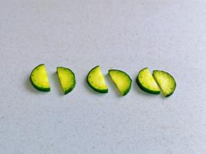 再从黄瓜片的中间切开，也就是一片切成二片。