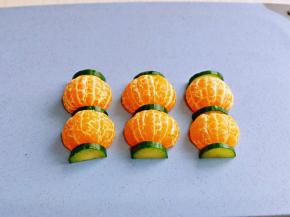 如图所示，一半句子，一片黄瓜片，这样即可。