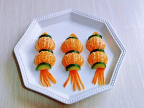 摆盘，把嘘嘘头装在灯笼的下面，上面再放一块橘子皮做提手。