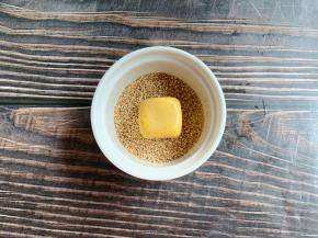 粘上清水，裹上白芝麻