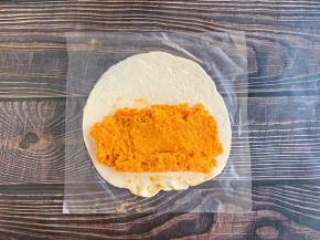 将红薯泥铺到手抓饼上