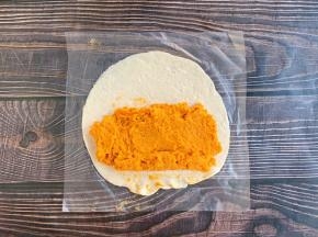 将红薯泥铺到手抓饼上