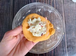 分成若干份，揉圆压扁成饼状，包入奶酪泥馅料