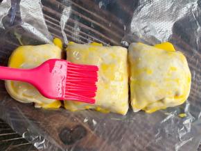 卷成卷状切块，刷上蛋液