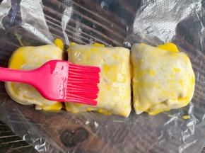 卷成卷状切块，刷上蛋液