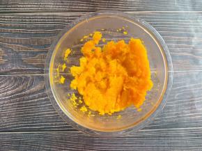 加细砂糖拌匀压成泥