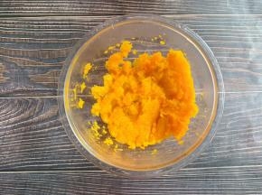 加细砂糖拌匀压成泥