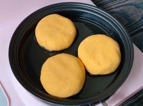 煎锅的热油中，中火煎至两面微焦金黄熟透即可