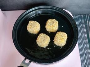 放入煎锅中，中小火煎熟即可