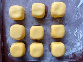 再分成若干份，做成方块状