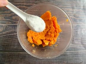 加2勺细砂糖压成泥