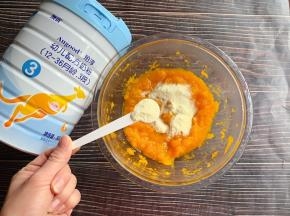 放至温热，加入1勺奶粉拌匀