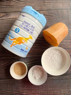 食材：
南瓜1小块，糯米粉适量、细砂糖15g、奶粉1勺、白芝麻适量