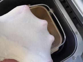 将面包原料放进厨师机，揉至出薄膜