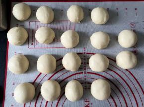 将面团平均分成18份，滚圆