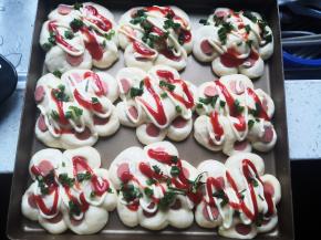 表面抹蛋液，挤沙拉酱和番茄酱，撒葱末