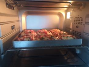 放入预热好的烤箱中下层上下170度，烘烤20分钟左右