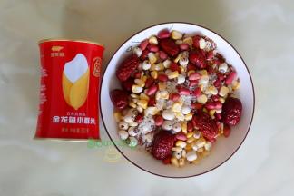 把所有食材取出，除金龙鱼小鲜米、腊肠之外，所有食材按1:1，大米是其他食材的2倍的用量。