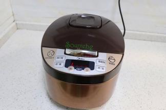 合上电饭锅的盖子，按煮饭键，约25分钟。