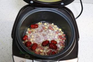 把洗净的食材倒入电饭锅，加入适量的水。