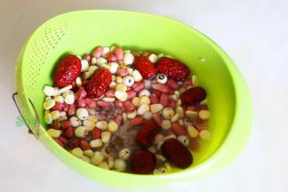 腊肠切片，其他食材混合之后用清水洗净沥干。