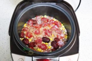 饭煮至没有水的时候，开盖，把切好的腊肠均匀放入米饭上面，再次合适盖子煮熟，焖10分钟开盖即可。