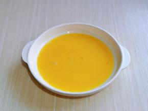 鸡蛋磕盘子里，打散。