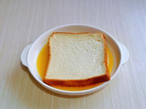 放入一片吐司，两面均匀裹上蛋液，另一片同样裹好蛋液。