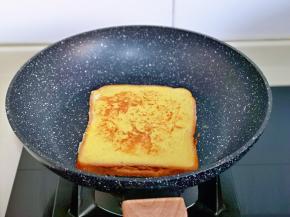 煎至两面微黄即可，两片煎好。(全程小火)