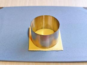 另一片奶酪用圆的模具压出圆圈。