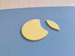 再压掉一块小椭圆形，可以根据个人喜好来，我完全跟着感觉走。