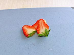 洗干净的草莓，切片。